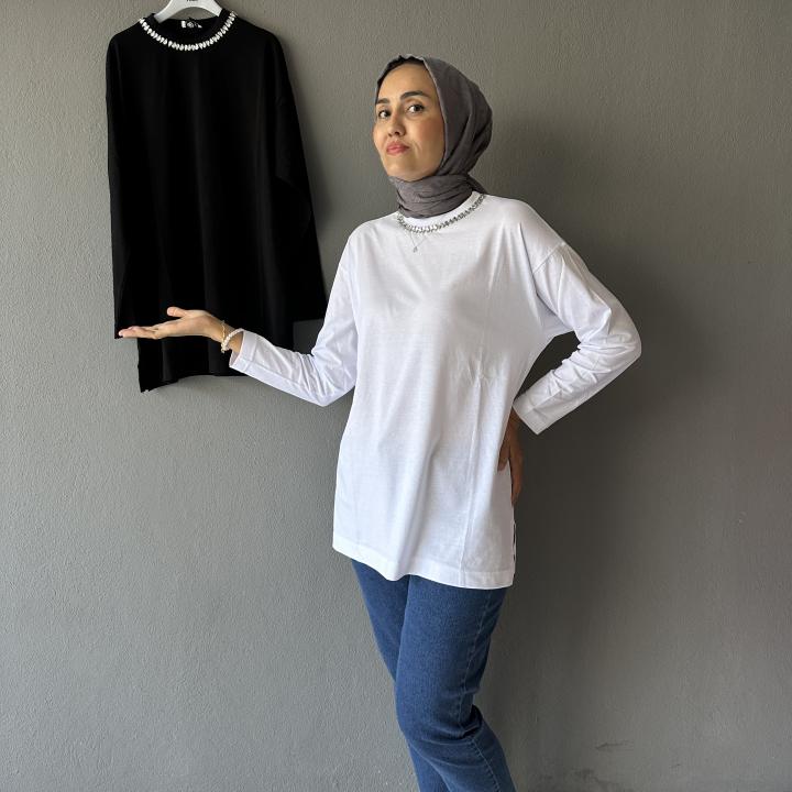 Yakası Taş Detaylı Tişört