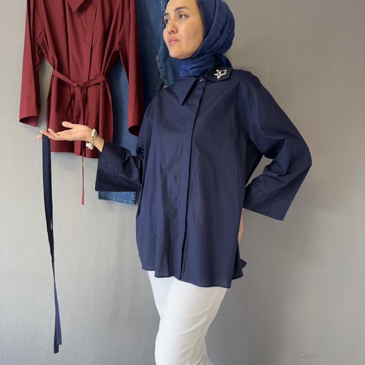 Yandan Düğmeli Broşlu Gömlek